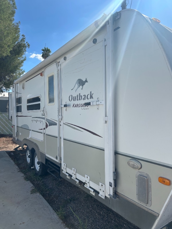 Building Photo - 4541 N Old Romero Rd