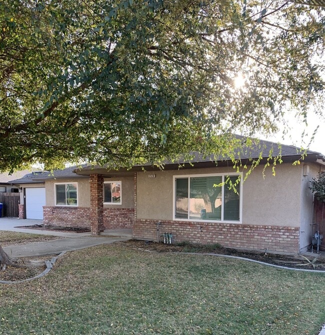 Building Photo - 3 Bedroom 2 Bath Home