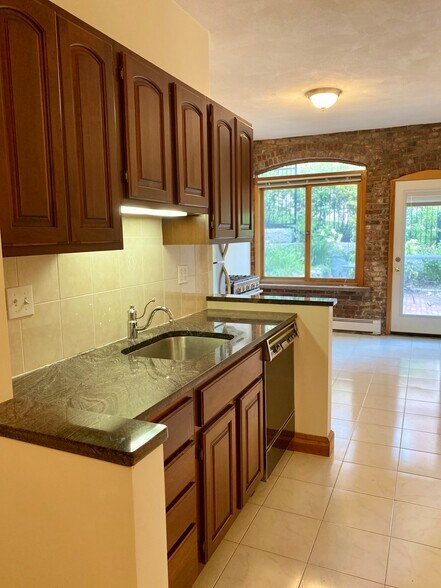 Building Photo - 67 Baldwin St