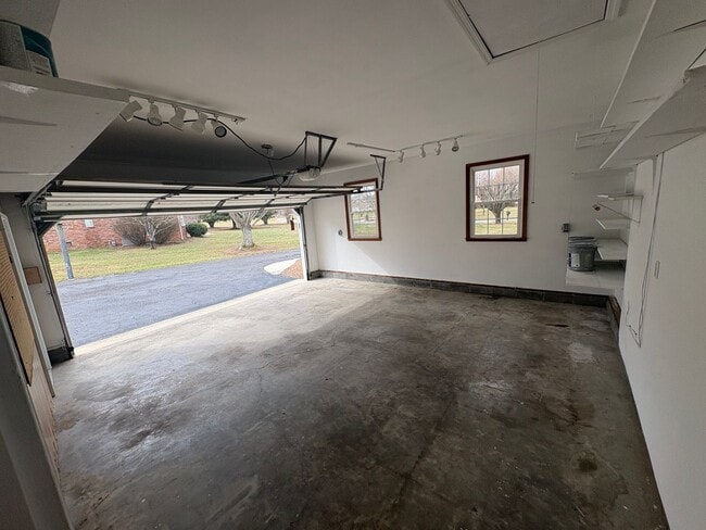 Building Photo - Charming Home Near Lakewood Golf & Country Club in Tullahoma...