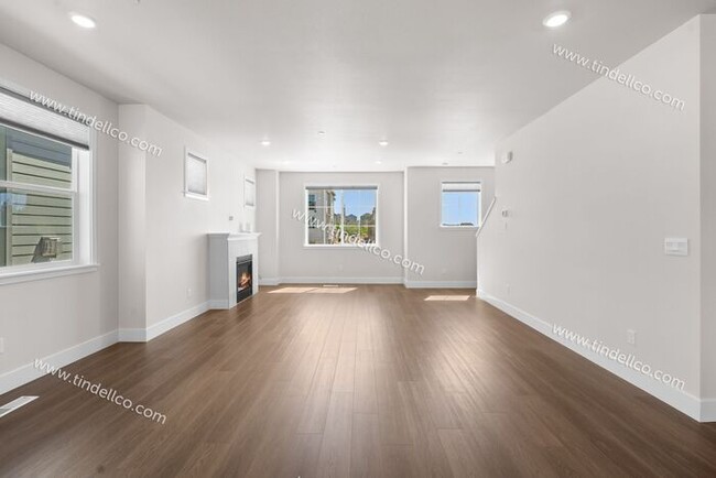 Building Photo - 3 Bedroom 2.5 Bathroom Stunner with Covere...