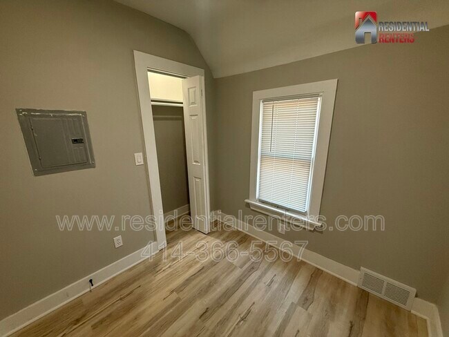 Building Photo - 845 S 75th St