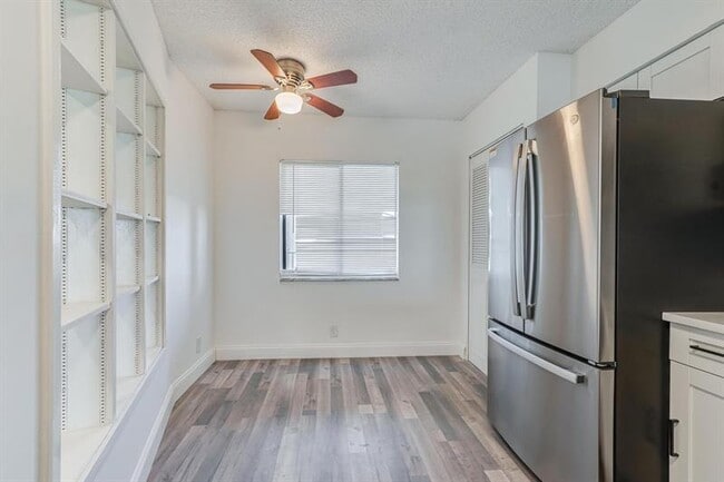 Building Photo - 2200 S Cypress Bend Dr