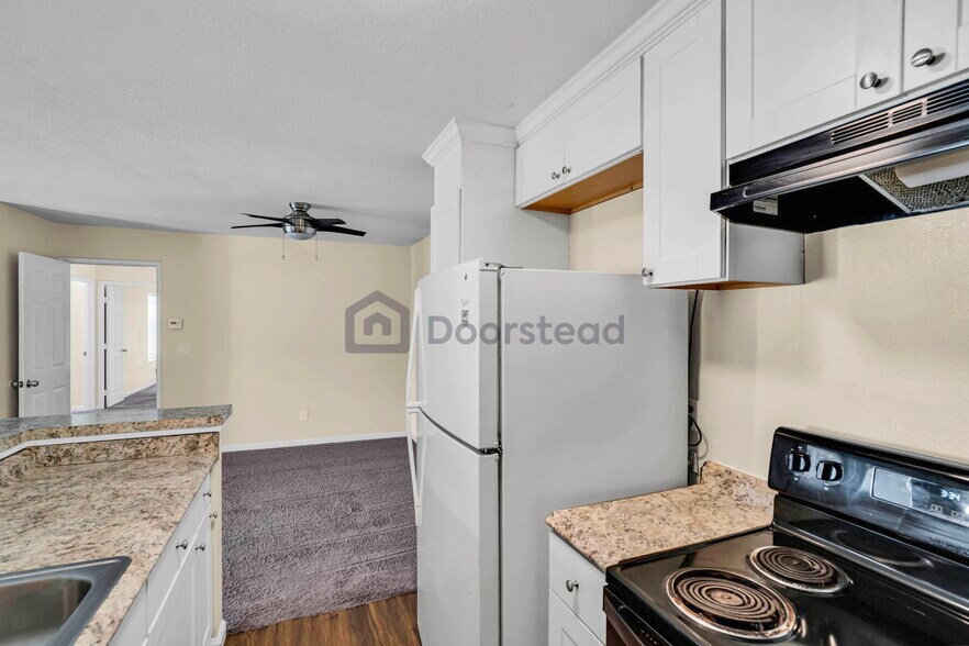 Building Photo - 2521 W Sunflower Ave