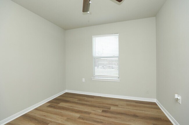 Building Photo - 2 bed / 1 bath home in Waller County. Move...