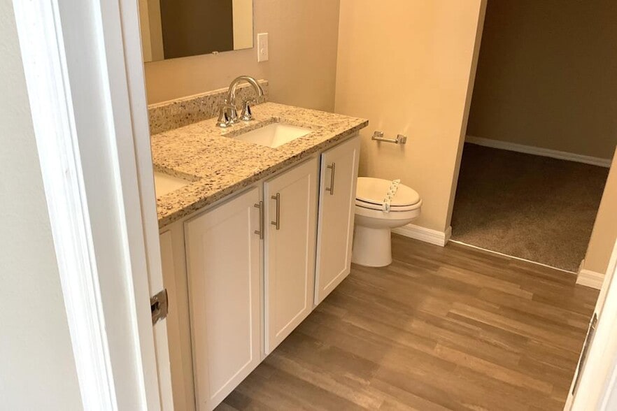 Building Photo - 202 Gladiola Ct