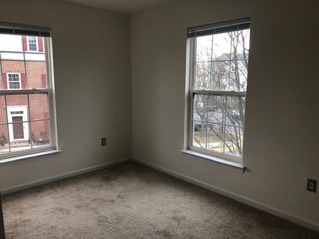 Building Photo - 3-bed 2.5-bath End-Unit Townhouse in desirable Piney Orchard Community