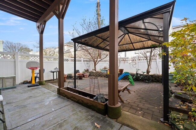 Building Photo - 77 W 17th St