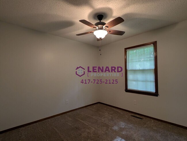 Building Photo - 3 Bedroom Home Ready for Move In!