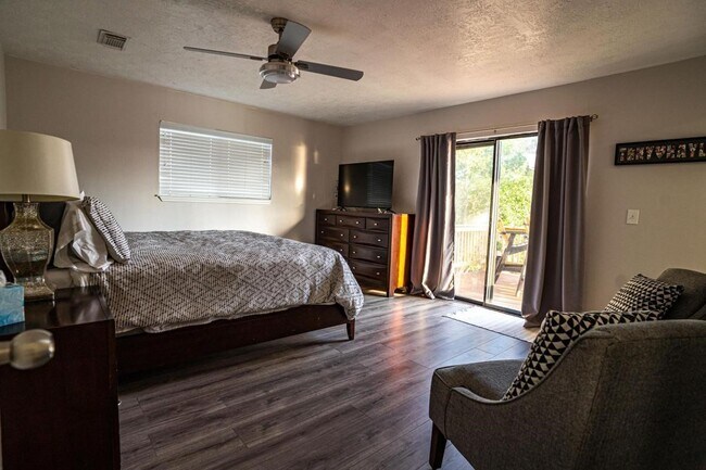 Building Photo - 13209 Bluff View Dr