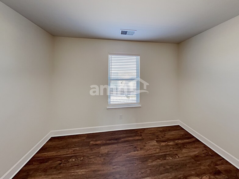 Building Photo - 950 Colonnade Dr