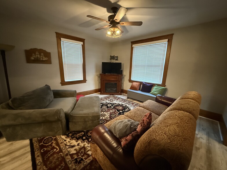 Building Photo - 852 Aetna St