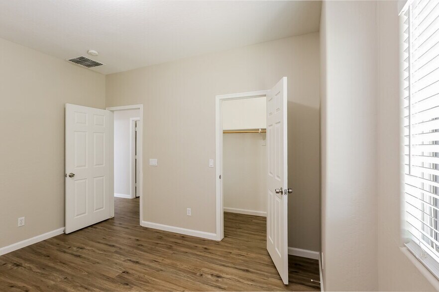 Building Photo - 13311 W Stella Ln