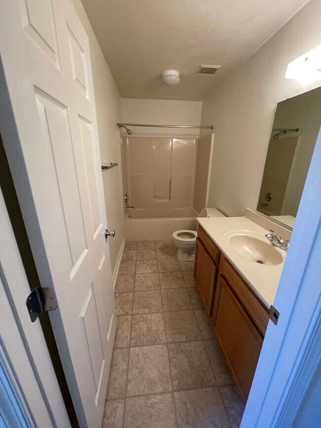 Building Photo - 4 Bedroom 2 Bathroom 2nd Floor