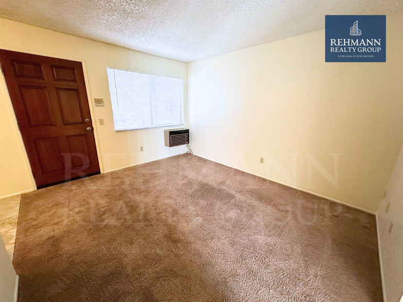 Building Photo - 4177 Iowa St