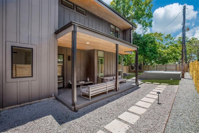 Building Photo - 1407 Valleyridge Dr