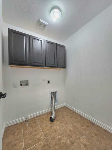 Building Photo - 3080 Peyton Brook Dr