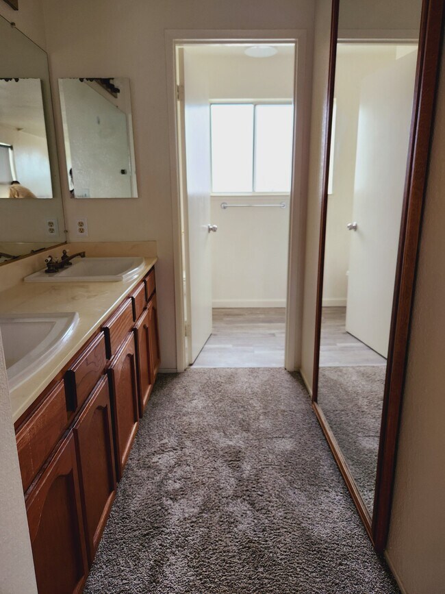 Building Photo - 1814 Evalane Way