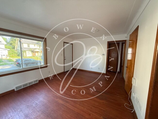 Building Photo - Close to University of Toledo 4 bedroom 2 bathroom home.
