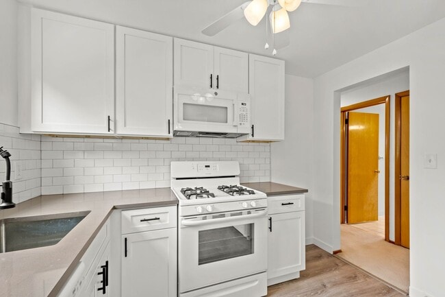 Building Photo - AVAILABLE OCT 1ST!! GORGEOUS 2 BEDROOM IN ...