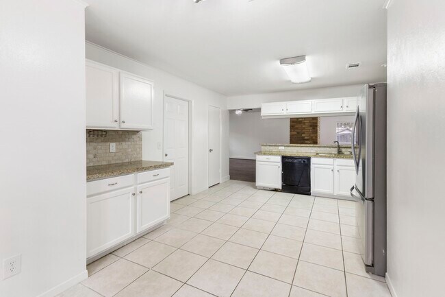 Building Photo - 10 Rockridge Ct