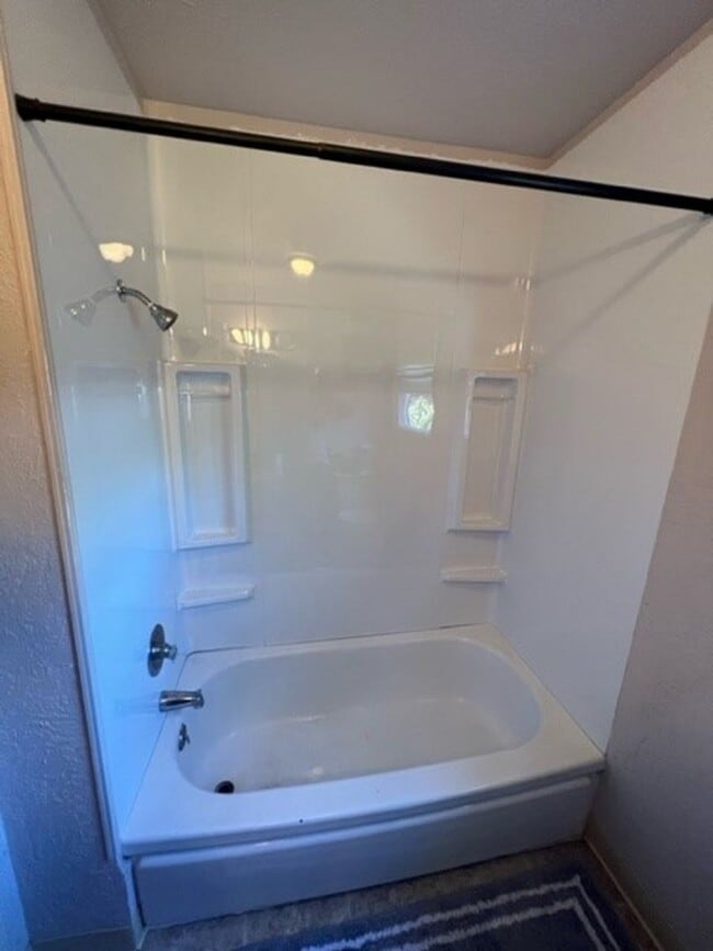 Building Photo - Spacious - lovely home in great location!