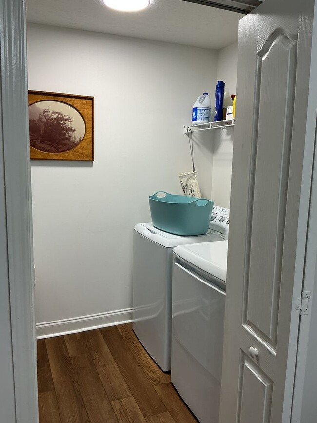 Building Photo - Convenience!!!!!
