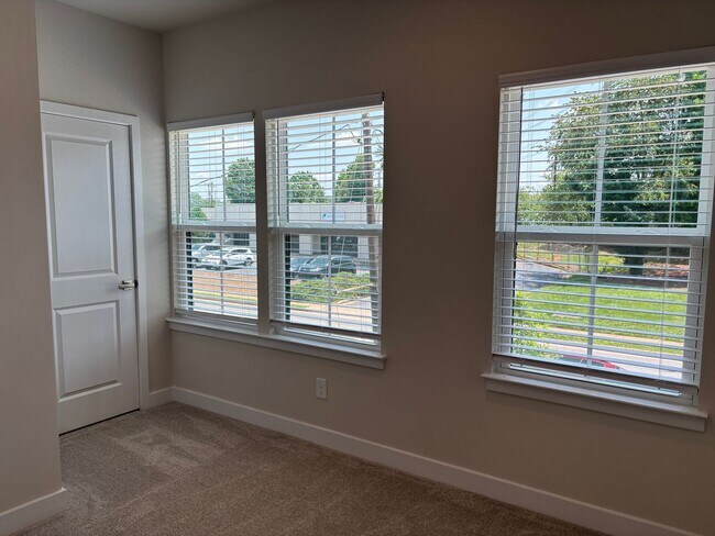 Building Photo - Pristine, move-in ready Townhome located i...