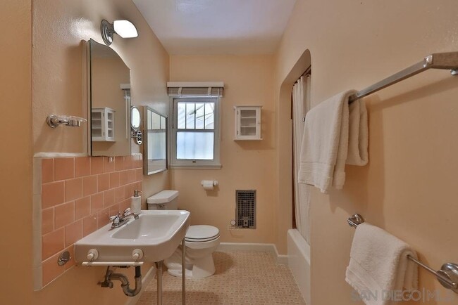 Building Photo - 4823 Hart Dr