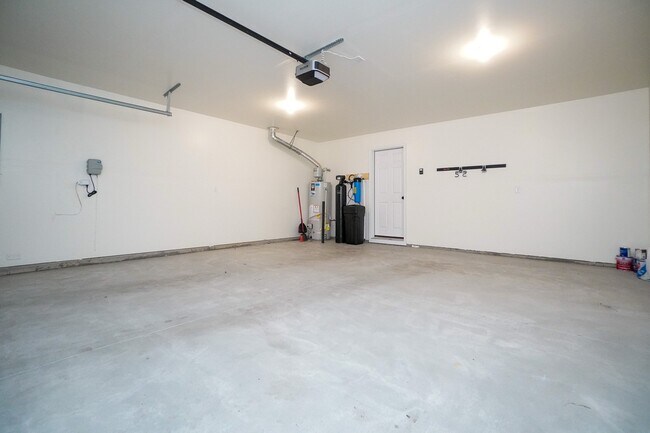 Building Photo - 1512 W Cub River Dr