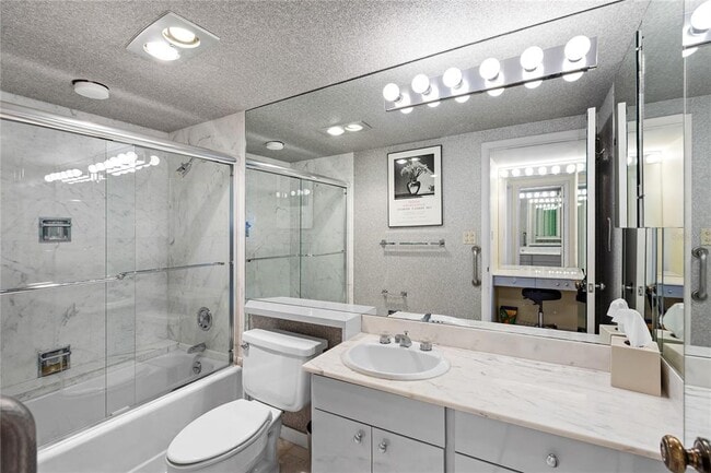 Building Photo - 601 Longboat Club Rd