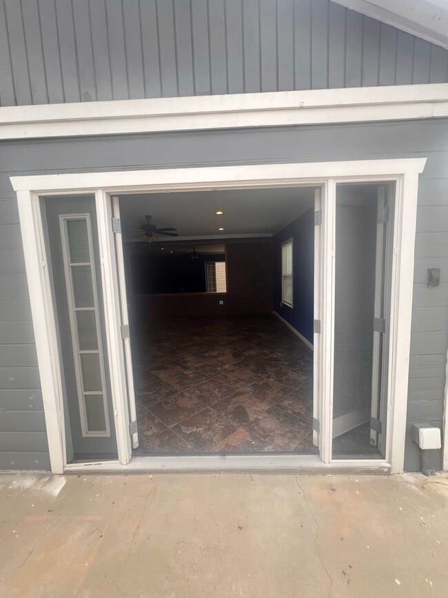 Building Photo - Beautiful 3 Bed / 2 Bath Home with Detached Bonus Space