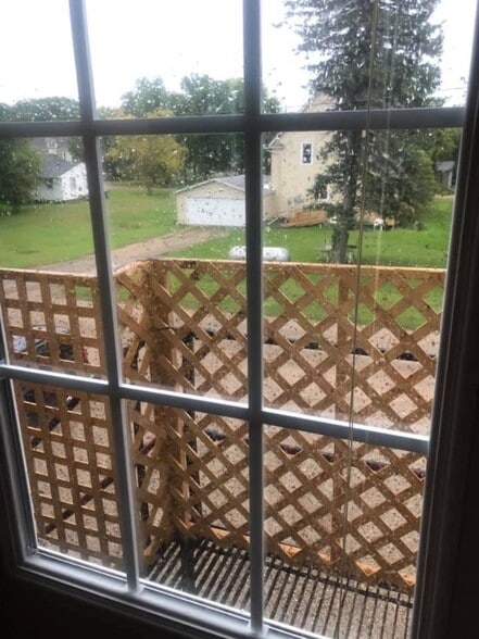 Building Photo - 208 Center St