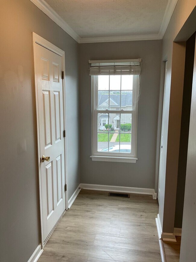 Building Photo - Large 3 Bedroom 2.5 bath townhome with additional finished room.