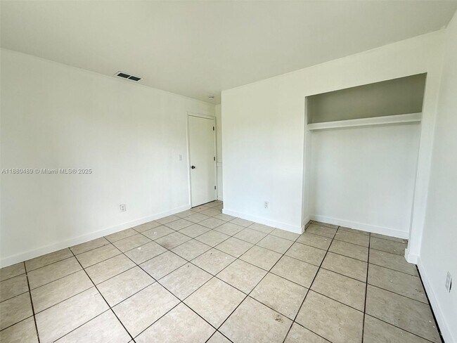 Building Photo - 1703 Palm Dr
