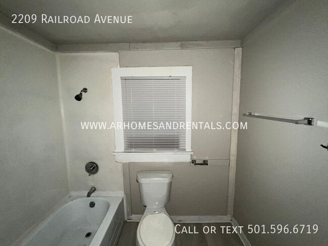 Building Photo - 2209 Railroad Ave