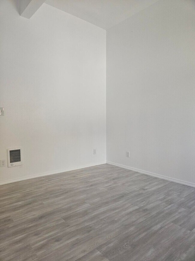 Building Photo - 703