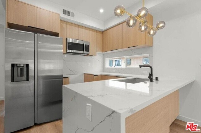 Building Photo - 2001 Vista Del Mar Ave