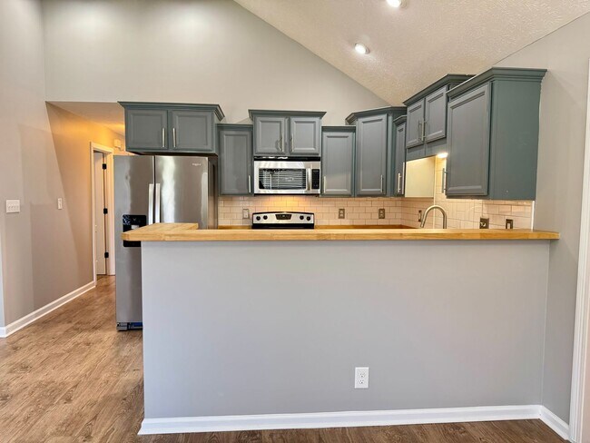 Building Photo - Cute 3 Bedroom Ranch in Fox Crossing! Conv...