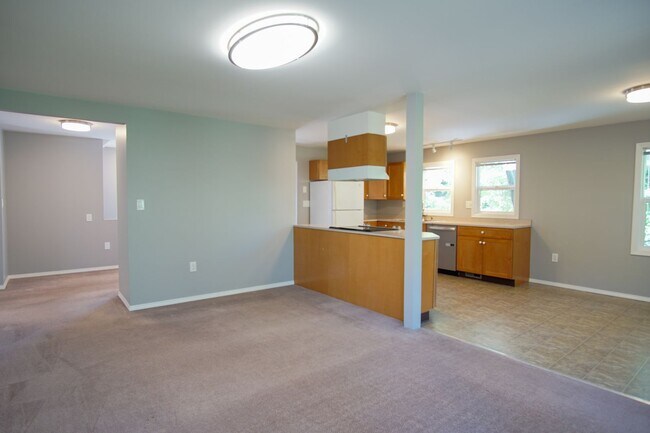 Building Photo - Delightful Rare Gem in SE Portland with Modern Amenities!