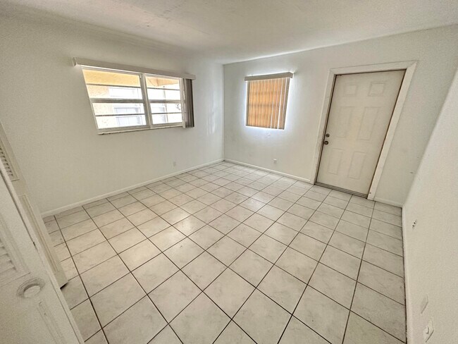 Building Photo - 301 W Ocean Ave