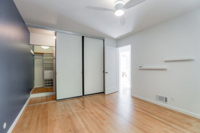 Building Photo - Charming 3 Bedroom and 2 Bath Home in Glen...