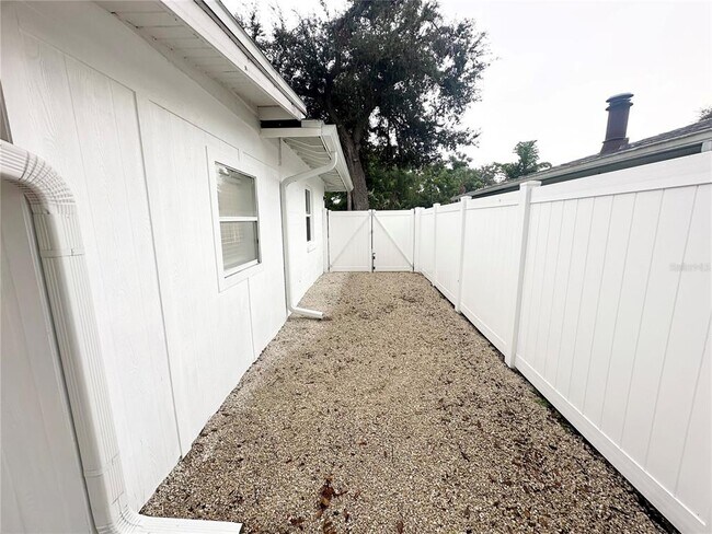 Building Photo - 2238 Clematis St
