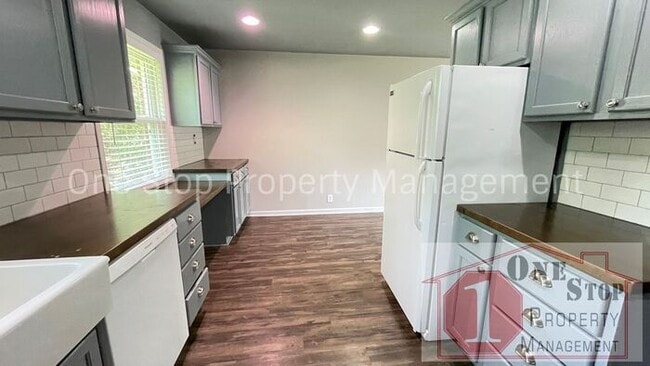 Building Photo - Stunning 3 bedroom, 2 bathroom duplex is L...
