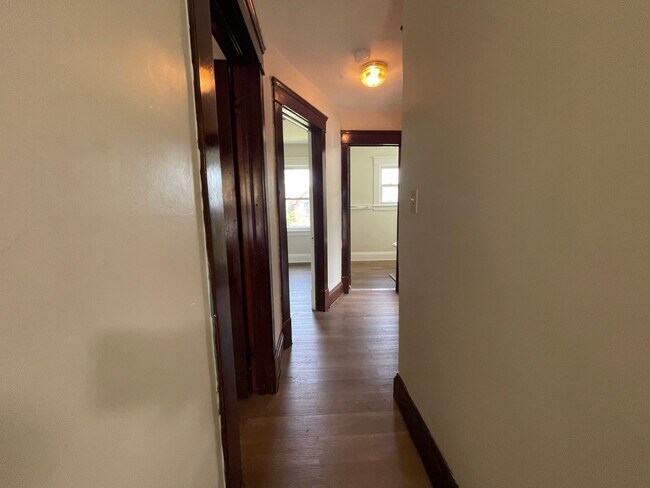 Building Photo - Section 8 Accepted! Spacious Newly Renovat...