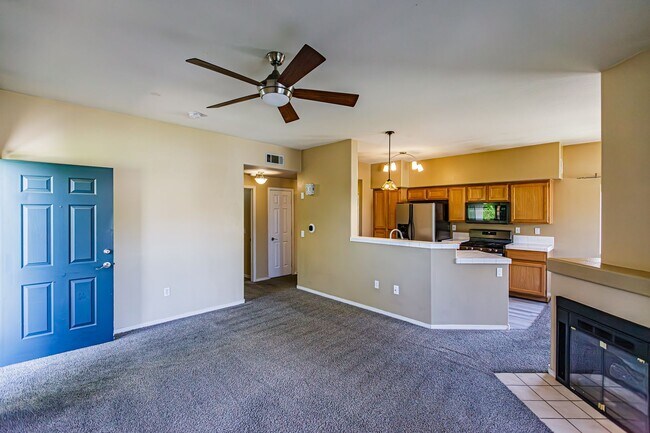Building Photo - Upstairs condo in gated community
