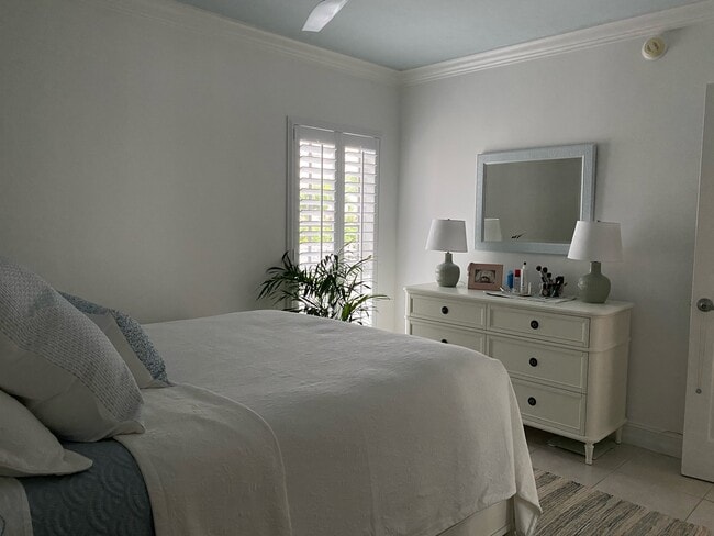 Queen Bedroom - 290 Sunrise Dr