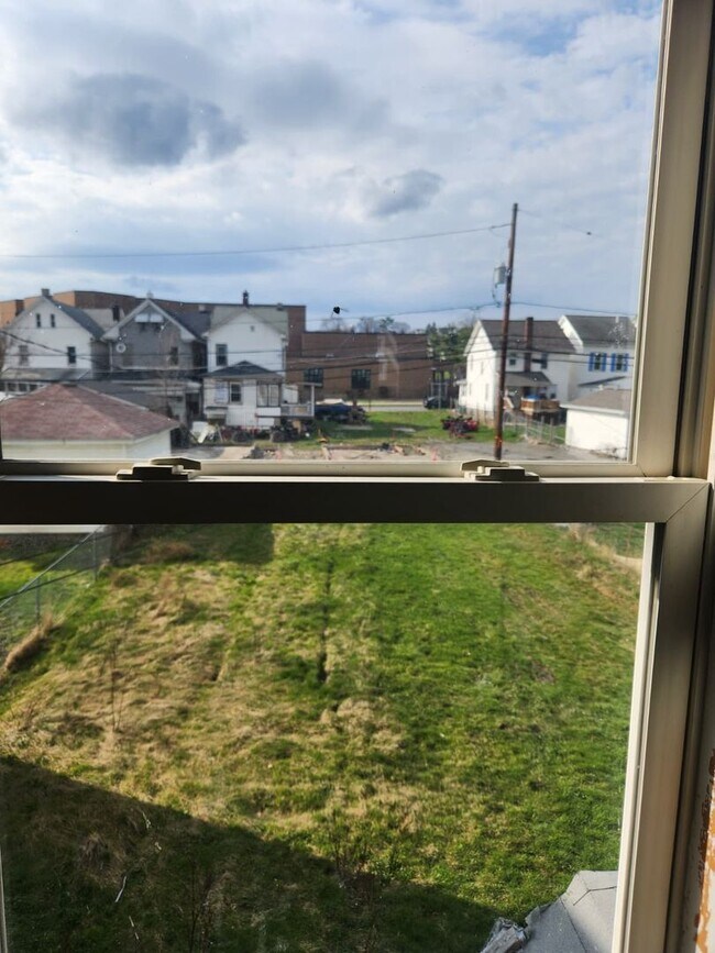 Building Photo - 413-415-415 N 6th Ave