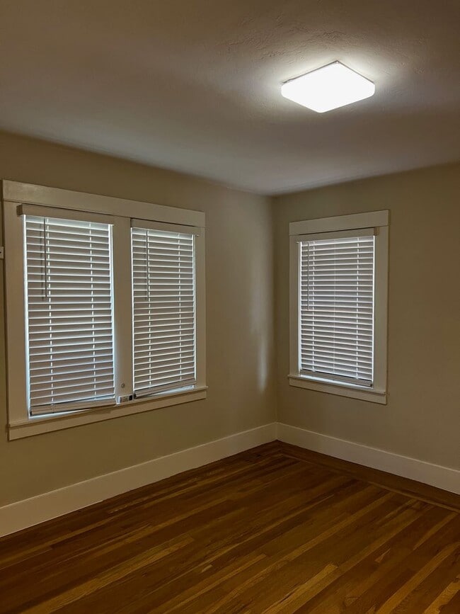 Building Photo - 2 Bedroom / 1 Bathroom Single Family Home ...