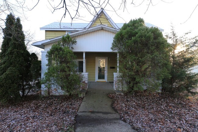 Primary Photo - 3 Bedroom Veedersburg Home!